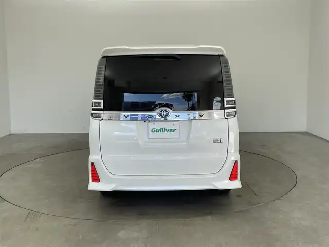 トヨタ ヴォクシー ハイブリッド ZS 兵庫県 2017(平29)年 5万km ホワイトパールクリスタルシャイン ・純正ナビ/Bluetooth/CD/DVD/フルセグテレビ/・バックカメラ/・トヨタセーフティセンス/・プリクラッシュセーフティ/・レーンディバーチャーアラート/・クルーズコントロール/・オートマチックハイビーム/・先行車発進告知機能/・横滑り防止装置/・左側スライドドア/・左側イージークローザー/・前席シートヒーター/・LEDヘッドライト/・フォグランプ/・純正アルミホイールタイヤ/・スマートキー/・プッシュスタートボタン/・ビルトインETC2.0/・Wエアバッグ