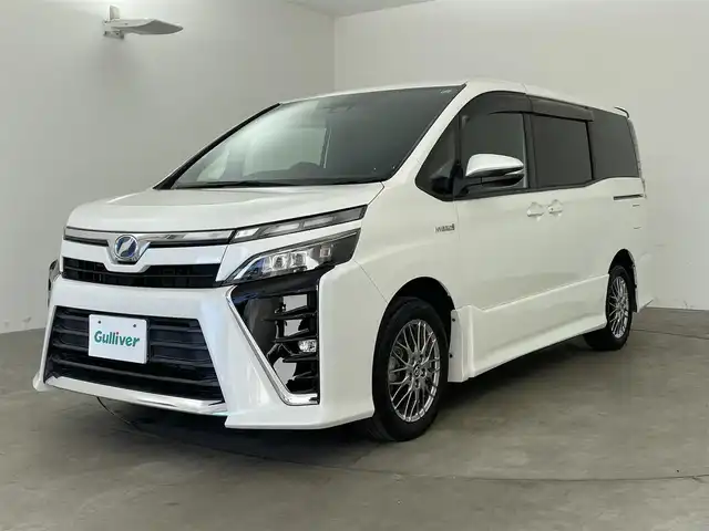トヨタ ヴォクシー ハイブリッド ZS 兵庫県 2017(平29)年 5万km ホワイトパールクリスタルシャイン ・純正ナビ/Bluetooth/CD/DVD/フルセグテレビ/・バックカメラ/・トヨタセーフティセンス/・プリクラッシュセーフティ/・レーンディバーチャーアラート/・クルーズコントロール/・オートマチックハイビーム/・先行車発進告知機能/・横滑り防止装置/・左側スライドドア/・左側イージークローザー/・前席シートヒーター/・LEDヘッドライト/・フォグランプ/・純正アルミホイールタイヤ/・スマートキー/・プッシュスタートボタン/・ビルトインETC2.0/・Wエアバッグ