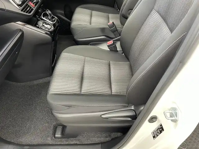 トヨタ ヴォクシー ハイブリッド ZS 兵庫県 2017(平29)年 5万km ホワイトパールクリスタルシャイン ・純正ナビ/Bluetooth/CD/DVD/フルセグテレビ/・バックカメラ/・トヨタセーフティセンス/・プリクラッシュセーフティ/・レーンディバーチャーアラート/・クルーズコントロール/・オートマチックハイビーム/・先行車発進告知機能/・横滑り防止装置/・左側スライドドア/・左側イージークローザー/・前席シートヒーター/・LEDヘッドライト/・フォグランプ/・純正アルミホイールタイヤ/・スマートキー/・プッシュスタートボタン/・ビルトインETC2.0/・Wエアバッグ