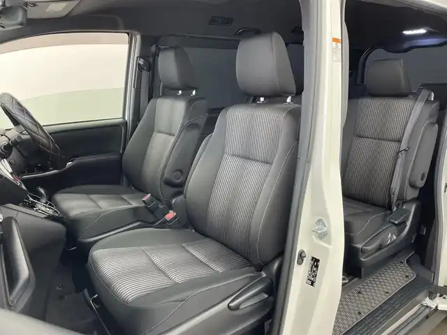 トヨタ ヴォクシー ハイブリッド ZS 兵庫県 2017(平29)年 5万km ホワイトパールクリスタルシャイン ・純正ナビ/Bluetooth/CD/DVD/フルセグテレビ/・バックカメラ/・トヨタセーフティセンス/・プリクラッシュセーフティ/・レーンディバーチャーアラート/・クルーズコントロール/・オートマチックハイビーム/・先行車発進告知機能/・横滑り防止装置/・左側スライドドア/・左側イージークローザー/・前席シートヒーター/・LEDヘッドライト/・フォグランプ/・純正アルミホイールタイヤ/・スマートキー/・プッシュスタートボタン/・ビルトインETC2.0/・Wエアバッグ