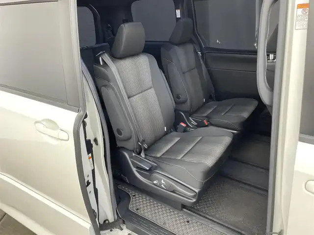 トヨタ ヴォクシー ハイブリッド ZS 兵庫県 2017(平29)年 5万km ホワイトパールクリスタルシャイン ・純正ナビ/Bluetooth/CD/DVD/フルセグテレビ/・バックカメラ/・トヨタセーフティセンス/・プリクラッシュセーフティ/・レーンディバーチャーアラート/・クルーズコントロール/・オートマチックハイビーム/・先行車発進告知機能/・横滑り防止装置/・左側スライドドア/・左側イージークローザー/・前席シートヒーター/・LEDヘッドライト/・フォグランプ/・純正アルミホイールタイヤ/・スマートキー/・プッシュスタートボタン/・ビルトインETC2.0/・Wエアバッグ