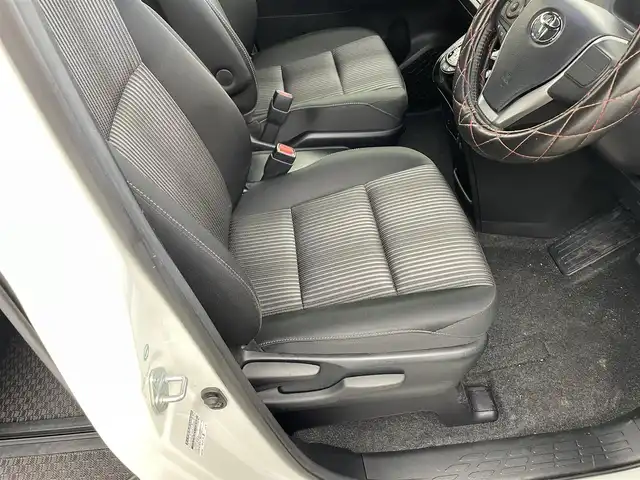 トヨタ ヴォクシー ハイブリッド ZS 兵庫県 2017(平29)年 5万km ホワイトパールクリスタルシャイン ・純正ナビ/Bluetooth/CD/DVD/フルセグテレビ/・バックカメラ/・トヨタセーフティセンス/・プリクラッシュセーフティ/・レーンディバーチャーアラート/・クルーズコントロール/・オートマチックハイビーム/・先行車発進告知機能/・横滑り防止装置/・左側スライドドア/・左側イージークローザー/・前席シートヒーター/・LEDヘッドライト/・フォグランプ/・純正アルミホイールタイヤ/・スマートキー/・プッシュスタートボタン/・ビルトインETC2.0/・Wエアバッグ