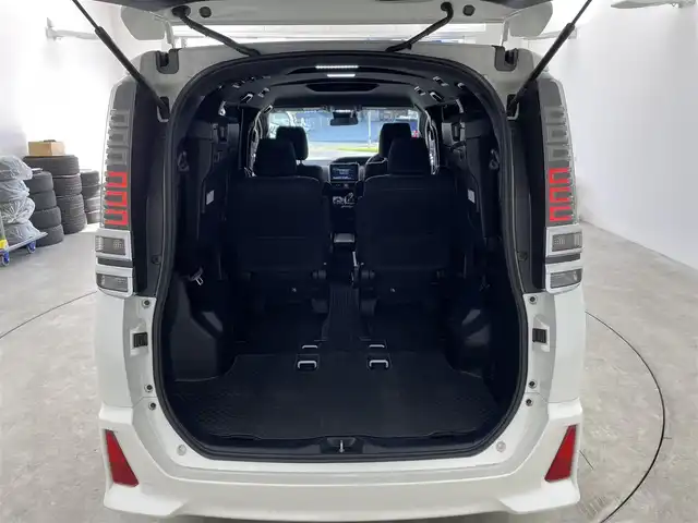 トヨタ ヴォクシー ハイブリッド ZS 兵庫県 2017(平29)年 5万km ホワイトパールクリスタルシャイン ・純正ナビ/Bluetooth/CD/DVD/フルセグテレビ/・バックカメラ/・トヨタセーフティセンス/・プリクラッシュセーフティ/・レーンディバーチャーアラート/・クルーズコントロール/・オートマチックハイビーム/・先行車発進告知機能/・横滑り防止装置/・左側スライドドア/・左側イージークローザー/・前席シートヒーター/・LEDヘッドライト/・フォグランプ/・純正アルミホイールタイヤ/・スマートキー/・プッシュスタートボタン/・ビルトインETC2.0/・Wエアバッグ