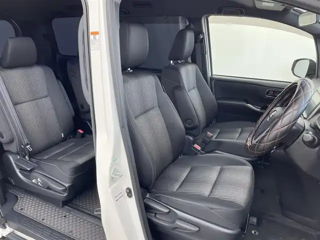 トヨタ ヴォクシー ハイブリッド ZS 兵庫県 2017(平29)年 5万km ホワイトパールクリスタルシャイン ・純正ナビ/Bluetooth/CD/DVD/フルセグテレビ/・バックカメラ/・トヨタセーフティセンス/・プリクラッシュセーフティ/・レーンディバーチャーアラート/・クルーズコントロール/・オートマチックハイビーム/・先行車発進告知機能/・横滑り防止装置/・左側スライドドア/・左側イージークローザー/・前席シートヒーター/・LEDヘッドライト/・フォグランプ/・純正アルミホイールタイヤ/・スマートキー/・プッシュスタートボタン/・ビルトインETC2.0/・Wエアバッグ