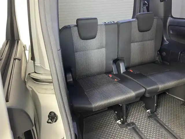 トヨタ ヴォクシー ハイブリッド ZS 兵庫県 2017(平29)年 5万km ホワイトパールクリスタルシャイン ・純正ナビ/Bluetooth/CD/DVD/フルセグテレビ/・バックカメラ/・トヨタセーフティセンス/・プリクラッシュセーフティ/・レーンディバーチャーアラート/・クルーズコントロール/・オートマチックハイビーム/・先行車発進告知機能/・横滑り防止装置/・左側スライドドア/・左側イージークローザー/・前席シートヒーター/・LEDヘッドライト/・フォグランプ/・純正アルミホイールタイヤ/・スマートキー/・プッシュスタートボタン/・ビルトインETC2.0/・Wエアバッグ