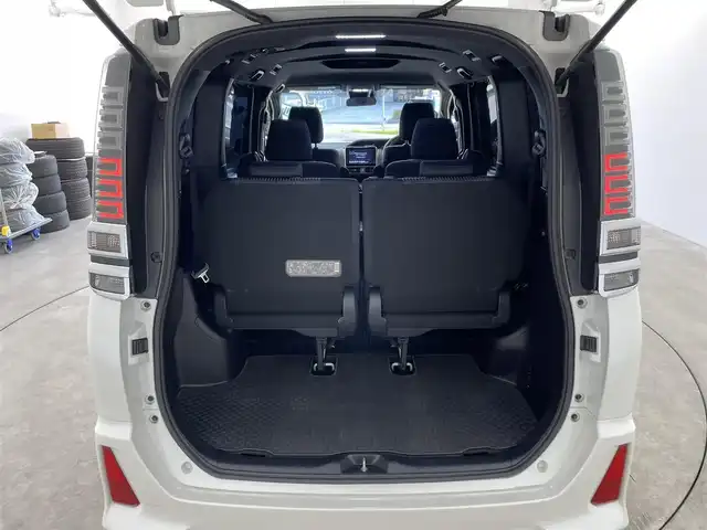 トヨタ ヴォクシー ハイブリッド ZS 兵庫県 2017(平29)年 5万km ホワイトパールクリスタルシャイン ・純正ナビ/Bluetooth/CD/DVD/フルセグテレビ/・バックカメラ/・トヨタセーフティセンス/・プリクラッシュセーフティ/・レーンディバーチャーアラート/・クルーズコントロール/・オートマチックハイビーム/・先行車発進告知機能/・横滑り防止装置/・左側スライドドア/・左側イージークローザー/・前席シートヒーター/・LEDヘッドライト/・フォグランプ/・純正アルミホイールタイヤ/・スマートキー/・プッシュスタートボタン/・ビルトインETC2.0/・Wエアバッグ