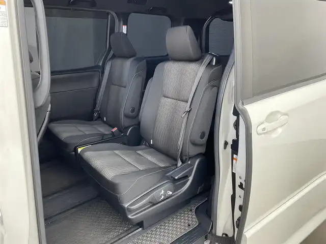 トヨタ ヴォクシー ハイブリッド ZS 兵庫県 2017(平29)年 5万km ホワイトパールクリスタルシャイン ・純正ナビ/Bluetooth/CD/DVD/フルセグテレビ/・バックカメラ/・トヨタセーフティセンス/・プリクラッシュセーフティ/・レーンディバーチャーアラート/・クルーズコントロール/・オートマチックハイビーム/・先行車発進告知機能/・横滑り防止装置/・左側スライドドア/・左側イージークローザー/・前席シートヒーター/・LEDヘッドライト/・フォグランプ/・純正アルミホイールタイヤ/・スマートキー/・プッシュスタートボタン/・ビルトインETC2.0/・Wエアバッグ