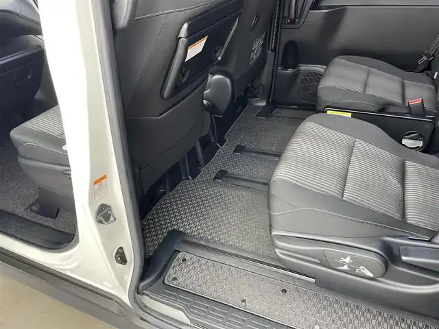 トヨタ ヴォクシー ハイブリッド ZS 兵庫県 2017(平29)年 5万km ホワイトパールクリスタルシャイン ・純正ナビ/Bluetooth/CD/DVD/フルセグテレビ/・バックカメラ/・トヨタセーフティセンス/・プリクラッシュセーフティ/・レーンディバーチャーアラート/・クルーズコントロール/・オートマチックハイビーム/・先行車発進告知機能/・横滑り防止装置/・左側スライドドア/・左側イージークローザー/・前席シートヒーター/・LEDヘッドライト/・フォグランプ/・純正アルミホイールタイヤ/・スマートキー/・プッシュスタートボタン/・ビルトインETC2.0/・Wエアバッグ