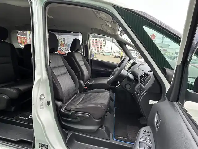 日産 セレナ e－パワー ハイウェイスター V 宮城県 2020(令2)年 5.7万km ブリリアントホワイトパール セーフティパッケージB/・プロパイロット/・SRSエアバッグ（サイド/カーテン）/・インテリジェントアラウンドビューモニター/・インテリジェントパーキングアシスト/・ふらつき警報/・電動パーキングブレーキ/・オートブレーキホールド/寒冷地仕様/・前席ヒーターシート/・ステアリングヒーター  /・ヒーター付ドアミラー/・リアオートエアコン/・3列目ヒーターダクト/＝＝＝/インテリジェントエマージェンシーブレーキ/車線逸脱警報/車線逸脱防止支援システム/踏み間違い衝突防止アシスト/後側方衝突防止支援システム/後側方車両検知警報/後退時車両検知警報/標識検知機能/コーナーセンサー/純正10インチナビ/・CD/DVD/・Bluetooth/・フルセグTV/ビルトインETC/ドライブレコーダー/ハンズフリーパワースライドドア（両側）/革巻きステアリング/ステアリングスイッチ/LEDヘッドランプ/フォグランプ/オートライト/スマートキー＆プッシュスタート/15インチAW/フロアマット/ドアバイザー