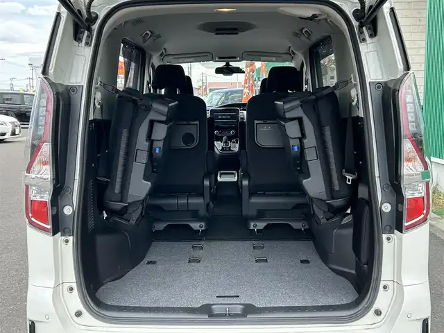 日産 セレナ e－パワー ハイウェイスター V 宮城県 2020(令2)年 5.7万km ブリリアントホワイトパール セーフティパッケージB/・プロパイロット/・SRSエアバッグ（サイド/カーテン）/・インテリジェントアラウンドビューモニター/・インテリジェントパーキングアシスト/・ふらつき警報/・電動パーキングブレーキ/・オートブレーキホールド/寒冷地仕様/・前席ヒーターシート/・ステアリングヒーター  /・ヒーター付ドアミラー/・リアオートエアコン/・3列目ヒーターダクト/＝＝＝/インテリジェントエマージェンシーブレーキ/車線逸脱警報/車線逸脱防止支援システム/踏み間違い衝突防止アシスト/後側方衝突防止支援システム/後側方車両検知警報/後退時車両検知警報/標識検知機能/コーナーセンサー/純正10インチナビ/・CD/DVD/・Bluetooth/・フルセグTV/ビルトインETC/ドライブレコーダー/ハンズフリーパワースライドドア（両側）/革巻きステアリング/ステアリングスイッチ/LEDヘッドランプ/フォグランプ/オートライト/スマートキー＆プッシュスタート/15インチAW/フロアマット/ドアバイザー