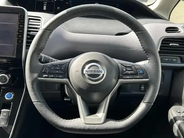 日産 セレナ e－パワー ハイウェイスター V 宮城県 2020(令2)年 5.7万km ブリリアントホワイトパール セーフティパッケージB/・プロパイロット/・SRSエアバッグ（サイド/カーテン）/・インテリジェントアラウンドビューモニター/・インテリジェントパーキングアシスト/・ふらつき警報/・電動パーキングブレーキ/・オートブレーキホールド/寒冷地仕様/・前席ヒーターシート/・ステアリングヒーター  /・ヒーター付ドアミラー/・リアオートエアコン/・3列目ヒーターダクト/＝＝＝/インテリジェントエマージェンシーブレーキ/車線逸脱警報/車線逸脱防止支援システム/踏み間違い衝突防止アシスト/後側方衝突防止支援システム/後側方車両検知警報/後退時車両検知警報/標識検知機能/コーナーセンサー/純正10インチナビ/・CD/DVD/・Bluetooth/・フルセグTV/ビルトインETC/ドライブレコーダー/ハンズフリーパワースライドドア（両側）/革巻きステアリング/ステアリングスイッチ/LEDヘッドランプ/フォグランプ/オートライト/スマートキー＆プッシュスタート/15インチAW/フロアマット/ドアバイザー