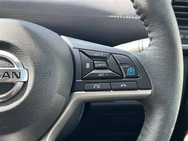 日産 セレナ e－パワー ハイウェイスター V 宮城県 2020(令2)年 5.7万km ブリリアントホワイトパール セーフティパッケージB/・プロパイロット/・SRSエアバッグ（サイド/カーテン）/・インテリジェントアラウンドビューモニター/・インテリジェントパーキングアシスト/・ふらつき警報/・電動パーキングブレーキ/・オートブレーキホールド/寒冷地仕様/・前席ヒーターシート/・ステアリングヒーター  /・ヒーター付ドアミラー/・リアオートエアコン/・3列目ヒーターダクト/＝＝＝/インテリジェントエマージェンシーブレーキ/車線逸脱警報/車線逸脱防止支援システム/踏み間違い衝突防止アシスト/後側方衝突防止支援システム/後側方車両検知警報/後退時車両検知警報/標識検知機能/コーナーセンサー/純正10インチナビ/・CD/DVD/・Bluetooth/・フルセグTV/ビルトインETC/ドライブレコーダー/ハンズフリーパワースライドドア（両側）/革巻きステアリング/ステアリングスイッチ/LEDヘッドランプ/フォグランプ/オートライト/スマートキー＆プッシュスタート/15インチAW/フロアマット/ドアバイザー
