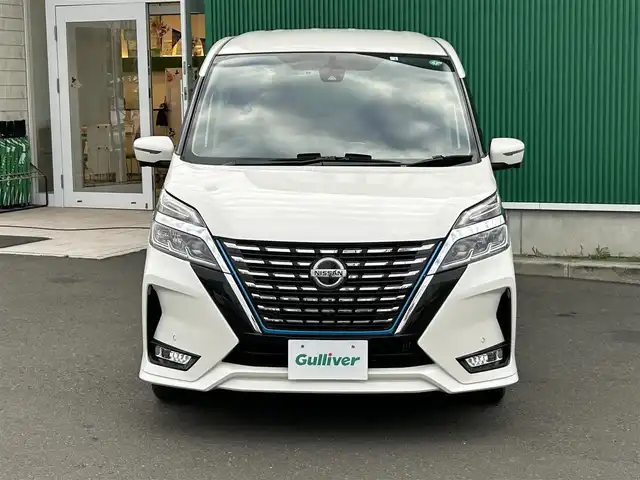 日産 セレナ e－パワー ハイウェイスター V 宮城県 2020(令2)年 5.7万km ブリリアントホワイトパール セーフティパッケージB/・プロパイロット/・SRSエアバッグ（サイド/カーテン）/・インテリジェントアラウンドビューモニター/・インテリジェントパーキングアシスト/・ふらつき警報/・電動パーキングブレーキ/・オートブレーキホールド/寒冷地仕様/・前席ヒーターシート/・ステアリングヒーター  /・ヒーター付ドアミラー/・リアオートエアコン/・3列目ヒーターダクト/＝＝＝/インテリジェントエマージェンシーブレーキ/車線逸脱警報/車線逸脱防止支援システム/踏み間違い衝突防止アシスト/後側方衝突防止支援システム/後側方車両検知警報/後退時車両検知警報/標識検知機能/コーナーセンサー/純正10インチナビ/・CD/DVD/・Bluetooth/・フルセグTV/ビルトインETC/ドライブレコーダー/ハンズフリーパワースライドドア（両側）/革巻きステアリング/ステアリングスイッチ/LEDヘッドランプ/フォグランプ/オートライト/スマートキー＆プッシュスタート/15インチAW/フロアマット/ドアバイザー
