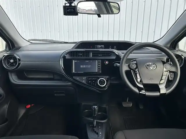 トヨタ アクア S スタイルブラック 熊本県 2020(令2)年 0.8万km ホワイトパールクリスタルシャイン 純正ナビ/・AM/FM/CD/SD/AUX/BT/・フルセグTV/全周囲カメラ/トヨタセーフティセンス/・レーンディパーチャーアラート/・パーキングサポートブレーキ/・クリアランスソナー/・先行車発進お知らせ機能/・オートマチックハイビーム/前後コーナーセンサー/ステアリングリモコン/オートライト/・LEDライト/D/N席シートヒーター/電動格納ミラー/・ウィンカーミラー/前後ドライブレコーダー（TZ-DR210）/ドアバイザー/純正フロアマット/スマートキー