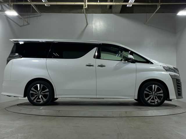 トヨタ ヴェルファイア Z Gエディション 宮城県 2019(令1)年 1.3万km ホワイトパールクリスタルシャイン ワンオーナー車/純正10インチナビ【NSZN-Z68T】/AM FM フルセグTV Bluetooth CD DVD/バックカメラ/両側パワースライドドア/セーフティセンス/レーダークルーズコントロール/前席シートヒーター＋パワーシート/運転席シートメモリー機能/ビルトインETC2.0/前側ドライブレコーダー/純正フロアマット/ステアリングヒーター/革巻きステアリング/ステアリングスイッチ/パワーバックドア/電動パーキングブレーキ/ブレーキオートホールド/プッシュスタート/スマートキー/スペアキー1本/取扱説明書/保証書/助手席・2列目オットマン/LEDヘッドライト/オートマチックハイビーム/純正18インチアルミホイール/ドアバイザー/電動格納ミラー/プリクラッシュセーフティ/レーントレーシングアシスト/ロードサインアシスト