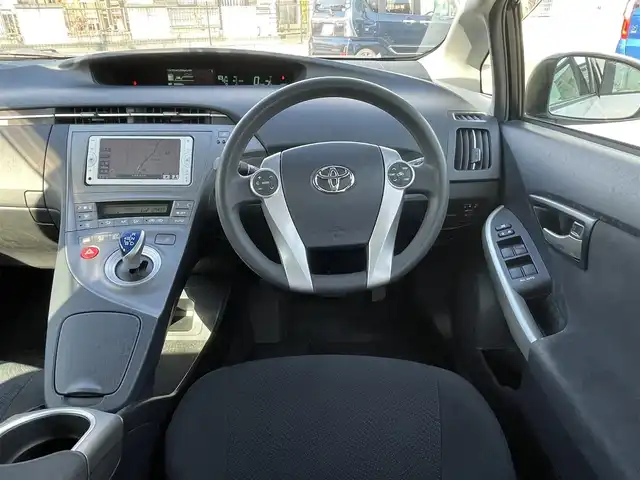 トヨタ プリウス S 山梨県 2014(平26)年 8.3万km ホワイトパールクリスタルシャイン (株)IDOMが運営する【じしゃロン甲府店】の自社ローン専用車両になります。/こちらは現金またはオートローンご利用時の価格です。自社ローンご希望の方は別途その旨お申付け下さい/純正メモリーナビ/（ワンセグTV・CD・BTオーディオ）/バックカメラ/ビルトインETC/前後ドライブレコーダー/HIDヘッドライト/オートライト/フォグランプ/プッシュスタート/スマートキー/社外15インチアルミホイール/スタッドレスタイヤ（社外アルミホイール付）車内積込/整備手帳/ナビ取扱説明書