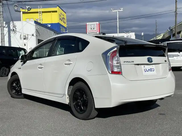 トヨタ プリウス S 山梨県 2014(平26)年 8.3万km ホワイトパールクリスタルシャイン (株)IDOMが運営する【じしゃロン甲府店】の自社ローン専用車両になります。/こちらは現金またはオートローンご利用時の価格です。自社ローンご希望の方は別途その旨お申付け下さい/純正メモリーナビ/（ワンセグTV・CD・BTオーディオ）/バックカメラ/ビルトインETC/前後ドライブレコーダー/HIDヘッドライト/オートライト/フォグランプ/プッシュスタート/スマートキー/社外15インチアルミホイール/スタッドレスタイヤ（社外アルミホイール付）車内積込/整備手帳/ナビ取扱説明書
