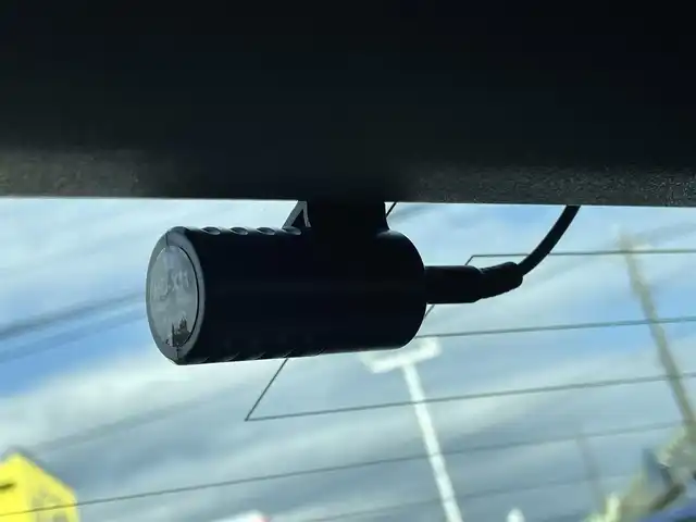 トヨタ プリウス S 山梨県 2014(平26)年 8.3万km ホワイトパールクリスタルシャイン (株)IDOMが運営する【じしゃロン甲府店】の自社ローン専用車両になります。/こちらは現金またはオートローンご利用時の価格です。自社ローンご希望の方は別途その旨お申付け下さい/純正メモリーナビ/（ワンセグTV・CD・BTオーディオ）/バックカメラ/ビルトインETC/前後ドライブレコーダー/HIDヘッドライト/オートライト/フォグランプ/プッシュスタート/スマートキー/社外15インチアルミホイール/スタッドレスタイヤ（社外アルミホイール付）車内積込/整備手帳/ナビ取扱説明書