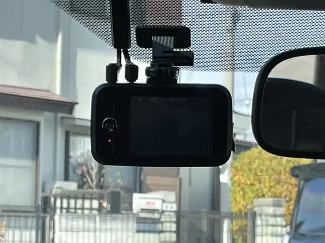 トヨタ プリウス S 山梨県 2014(平26)年 8.3万km ホワイトパールクリスタルシャイン (株)IDOMが運営する【じしゃロン甲府店】の自社ローン専用車両になります。/こちらは現金またはオートローンご利用時の価格です。自社ローンご希望の方は別途その旨お申付け下さい/純正メモリーナビ/（ワンセグTV・CD・BTオーディオ）/バックカメラ/ビルトインETC/前後ドライブレコーダー/HIDヘッドライト/オートライト/フォグランプ/プッシュスタート/スマートキー/社外15インチアルミホイール/スタッドレスタイヤ（社外アルミホイール付）車内積込/整備手帳/ナビ取扱説明書