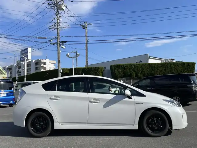 トヨタ プリウス S 山梨県 2014(平26)年 8.3万km ホワイトパールクリスタルシャイン (株)IDOMが運営する【じしゃロン甲府店】の自社ローン専用車両になります。/こちらは現金またはオートローンご利用時の価格です。自社ローンご希望の方は別途その旨お申付け下さい/純正メモリーナビ/（ワンセグTV・CD・BTオーディオ）/バックカメラ/ビルトインETC/前後ドライブレコーダー/HIDヘッドライト/オートライト/フォグランプ/プッシュスタート/スマートキー/社外15インチアルミホイール/スタッドレスタイヤ（社外アルミホイール付）車内積込/整備手帳/ナビ取扱説明書