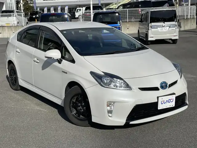 トヨタ プリウス S 山梨県 2014(平26)年 8.3万km ホワイトパールクリスタルシャイン (株)IDOMが運営する【じしゃロン甲府店】の自社ローン専用車両になります。/こちらは現金またはオートローンご利用時の価格です。自社ローンご希望の方は別途その旨お申付け下さい/純正メモリーナビ/（ワンセグTV・CD・BTオーディオ）/バックカメラ/ビルトインETC/前後ドライブレコーダー/HIDヘッドライト/オートライト/フォグランプ/プッシュスタート/スマートキー/社外15インチアルミホイール/スタッドレスタイヤ（社外アルミホイール付）車内積込/整備手帳/ナビ取扱説明書