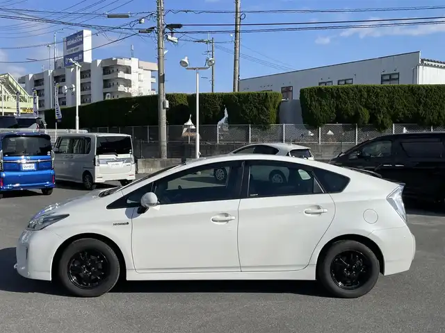トヨタ プリウス S 山梨県 2014(平26)年 8.3万km ホワイトパールクリスタルシャイン (株)IDOMが運営する【じしゃロン甲府店】の自社ローン専用車両になります。/こちらは現金またはオートローンご利用時の価格です。自社ローンご希望の方は別途その旨お申付け下さい/純正メモリーナビ/（ワンセグTV・CD・BTオーディオ）/バックカメラ/ビルトインETC/前後ドライブレコーダー/HIDヘッドライト/オートライト/フォグランプ/プッシュスタート/スマートキー/社外15インチアルミホイール/スタッドレスタイヤ（社外アルミホイール付）車内積込/整備手帳/ナビ取扱説明書