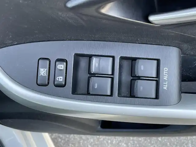 トヨタ プリウス S 山梨県 2014(平26)年 8.3万km ホワイトパールクリスタルシャイン (株)IDOMが運営する【じしゃロン甲府店】の自社ローン専用車両になります。/こちらは現金またはオートローンご利用時の価格です。自社ローンご希望の方は別途その旨お申付け下さい/純正メモリーナビ/（ワンセグTV・CD・BTオーディオ）/バックカメラ/ビルトインETC/前後ドライブレコーダー/HIDヘッドライト/オートライト/フォグランプ/プッシュスタート/スマートキー/社外15インチアルミホイール/スタッドレスタイヤ（社外アルミホイール付）車内積込/整備手帳/ナビ取扱説明書