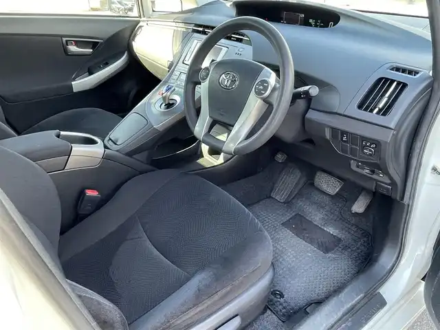 トヨタ プリウス S 山梨県 2014(平26)年 8.3万km ホワイトパールクリスタルシャイン (株)IDOMが運営する【じしゃロン甲府店】の自社ローン専用車両になります。/こちらは現金またはオートローンご利用時の価格です。自社ローンご希望の方は別途その旨お申付け下さい/純正メモリーナビ/（ワンセグTV・CD・BTオーディオ）/バックカメラ/ビルトインETC/前後ドライブレコーダー/HIDヘッドライト/オートライト/フォグランプ/プッシュスタート/スマートキー/社外15インチアルミホイール/スタッドレスタイヤ（社外アルミホイール付）車内積込/整備手帳/ナビ取扱説明書