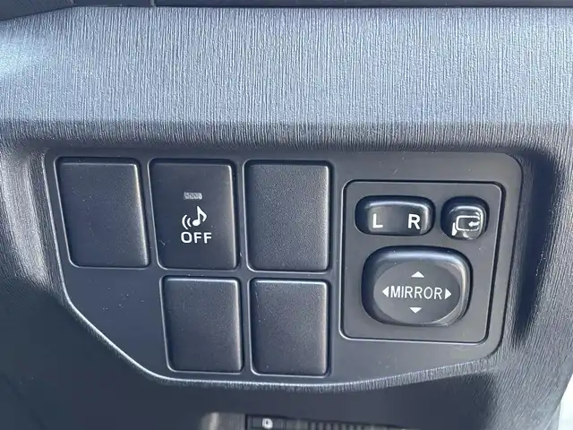 トヨタ プリウス S 山梨県 2014(平26)年 8.3万km ホワイトパールクリスタルシャイン (株)IDOMが運営する【じしゃロン甲府店】の自社ローン専用車両になります。/こちらは現金またはオートローンご利用時の価格です。自社ローンご希望の方は別途その旨お申付け下さい/純正メモリーナビ/（ワンセグTV・CD・BTオーディオ）/バックカメラ/ビルトインETC/前後ドライブレコーダー/HIDヘッドライト/オートライト/フォグランプ/プッシュスタート/スマートキー/社外15インチアルミホイール/スタッドレスタイヤ（社外アルミホイール付）車内積込/整備手帳/ナビ取扱説明書