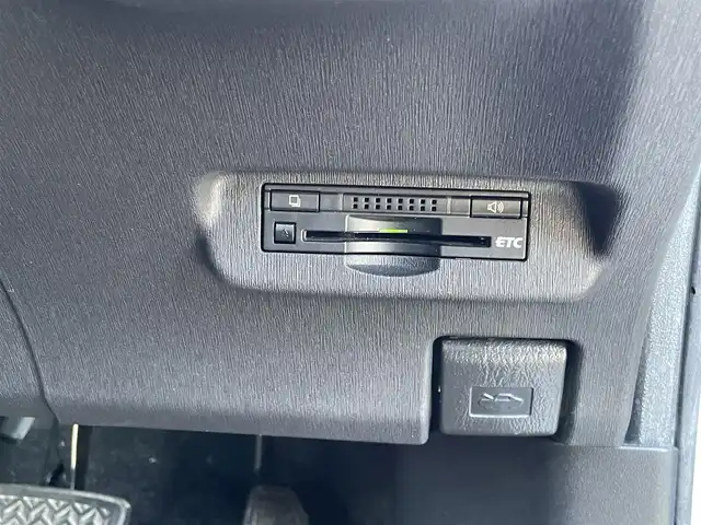 トヨタ プリウス S 山梨県 2014(平26)年 8.3万km ホワイトパールクリスタルシャイン (株)IDOMが運営する【じしゃロン甲府店】の自社ローン専用車両になります。/こちらは現金またはオートローンご利用時の価格です。自社ローンご希望の方は別途その旨お申付け下さい/純正メモリーナビ/（ワンセグTV・CD・BTオーディオ）/バックカメラ/ビルトインETC/前後ドライブレコーダー/HIDヘッドライト/オートライト/フォグランプ/プッシュスタート/スマートキー/社外15インチアルミホイール/スタッドレスタイヤ（社外アルミホイール付）車内積込/整備手帳/ナビ取扱説明書