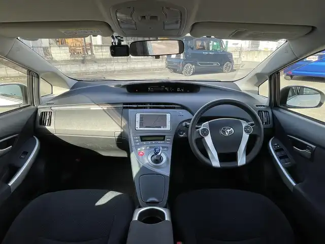 トヨタ プリウス S 山梨県 2014(平26)年 8.3万km ホワイトパールクリスタルシャイン (株)IDOMが運営する【じしゃロン甲府店】の自社ローン専用車両になります。/こちらは現金またはオートローンご利用時の価格です。自社ローンご希望の方は別途その旨お申付け下さい/純正メモリーナビ/（ワンセグTV・CD・BTオーディオ）/バックカメラ/ビルトインETC/前後ドライブレコーダー/HIDヘッドライト/オートライト/フォグランプ/プッシュスタート/スマートキー/社外15インチアルミホイール/スタッドレスタイヤ（社外アルミホイール付）車内積込/整備手帳/ナビ取扱説明書
