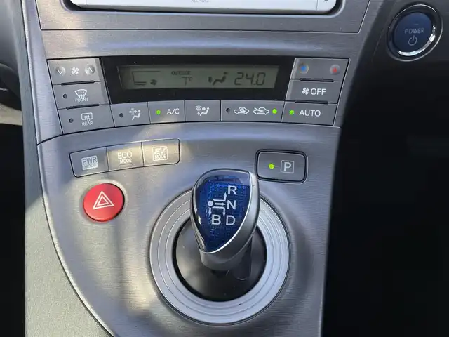 トヨタ プリウス S 山梨県 2014(平26)年 8.3万km ホワイトパールクリスタルシャイン (株)IDOMが運営する【じしゃロン甲府店】の自社ローン専用車両になります。/こちらは現金またはオートローンご利用時の価格です。自社ローンご希望の方は別途その旨お申付け下さい/純正メモリーナビ/（ワンセグTV・CD・BTオーディオ）/バックカメラ/ビルトインETC/前後ドライブレコーダー/HIDヘッドライト/オートライト/フォグランプ/プッシュスタート/スマートキー/社外15インチアルミホイール/スタッドレスタイヤ（社外アルミホイール付）車内積込/整備手帳/ナビ取扱説明書