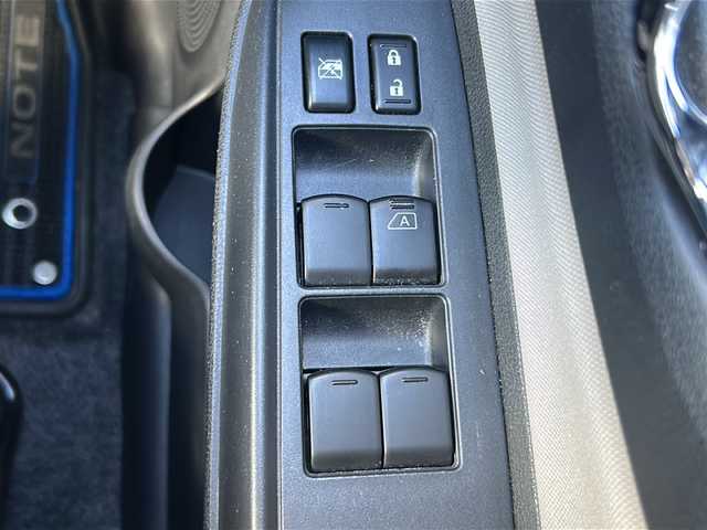 日産 ノート e－パワー X 三重県 2017(平29)年 3.4万km ダークメタルグレー 純正ナビ/フルセグTV/バックカメラ/衝突被害軽減システム/レーンキープアシスト/横滑り防止装置/電動格納ミラー/オートライト/純正フロアマット　