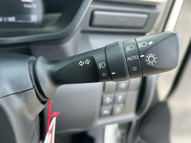 トヨタ ライズ Z 熊本県 2020(令2)年 9.8万km シャイニングホワイトパール 純正ディスプレイオーディオ/・AM/FM/Bluetooth/フルセグTV/AppleCarPlay/全周囲カメラ/スマートアシスト/・クリアランスソナー/・衝突被害軽減ブレーキ/・車線逸脱警報/・先行車発進お知らせ機能/・オートハイビーム/革巻きステアリング/ステアリングスイッチ/D/Nシートヒーター/電動格納ミラー/ウィンカーミラー/クルーズコントロール/ビルトインETC/LEDヘッドライト/フォグランプ/アイドリングストップ/ドアバイザー/スマートキー/プッシュスタート/純正フロアマット/純正アルミホイール