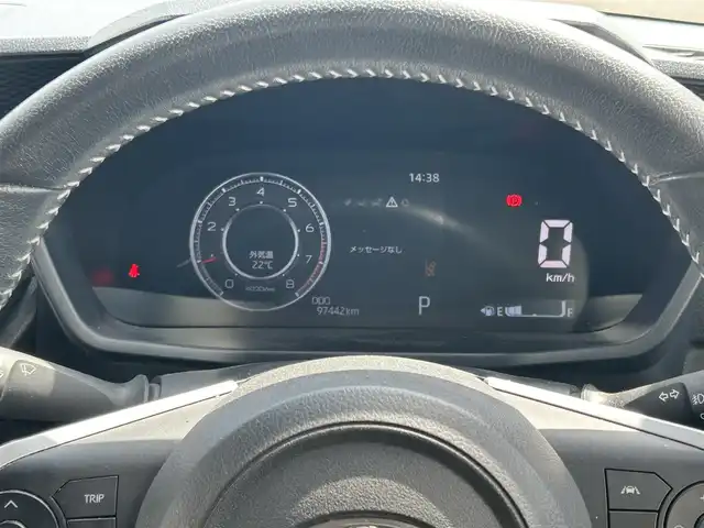トヨタ ライズ Z 熊本県 2020(令2)年 9.8万km シャイニングホワイトパール 純正ディスプレイオーディオ/・AM/FM/Bluetooth/フルセグTV/AppleCarPlay/全周囲カメラ/スマートアシスト/・クリアランスソナー/・衝突被害軽減ブレーキ/・車線逸脱警報/・先行車発進お知らせ機能/・オートハイビーム/革巻きステアリング/ステアリングスイッチ/D/Nシートヒーター/電動格納ミラー/ウィンカーミラー/クルーズコントロール/ビルトインETC/LEDヘッドライト/フォグランプ/アイドリングストップ/ドアバイザー/スマートキー/プッシュスタート/純正フロアマット/純正アルミホイール