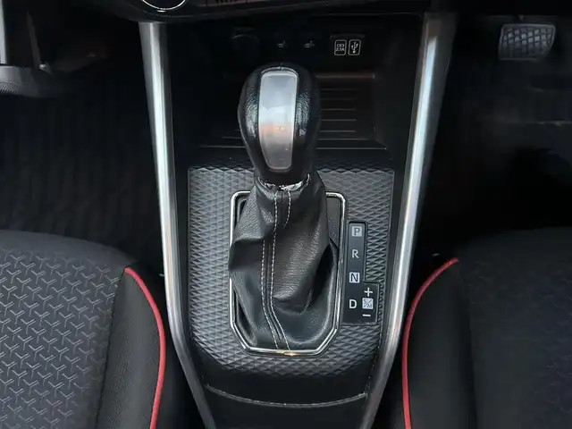 トヨタ ライズ Z 熊本県 2020(令2)年 9.8万km シャイニングホワイトパール 純正ディスプレイオーディオ/・AM/FM/Bluetooth/フルセグTV/AppleCarPlay/全周囲カメラ/スマートアシスト/・クリアランスソナー/・衝突被害軽減ブレーキ/・車線逸脱警報/・先行車発進お知らせ機能/・オートハイビーム/革巻きステアリング/ステアリングスイッチ/D/Nシートヒーター/電動格納ミラー/ウィンカーミラー/クルーズコントロール/ビルトインETC/LEDヘッドライト/フォグランプ/アイドリングストップ/ドアバイザー/スマートキー/プッシュスタート/純正フロアマット/純正アルミホイール