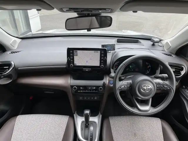 トヨタ ヤリスクロス ハイブリッド Z 道央・札幌 2021(令3)年 4.2万km シルバーメタリック ４WD/ワンオーナー/寒冷地仕様/純正ディーラーOPナビ/AM/FM/BT/フルセグ/トヨタセーフティセンス/プリクラッシュセーフティ/横滑り防止装置/レーダークルーズコントロール/ダウンヒルアシストコントロール/レーンキープアシスト/クリアランスソナー/パーキングアシスト/パノラミックビューモニター/ビルトインETC/EVMODE/DRIVEMODE/D席パワーシート/前席シートヒーター/ハーフレザーシート/革巻きステアリング/ステアリングリモコン/AC100V/電動パーキング/ブレーキホールド/レーダー探知機/プッシュスタート/スマートキー/LEDヘッドライト/オートライト/オートハイビーム/フォグランプ/電動格納ミラー/ヒーテッドドアミラー/ウィンカーミラー/純正フロアマット/ドアバイザー/社外AW付冬タイヤ積込/205/65/R16/2019年/山4mm