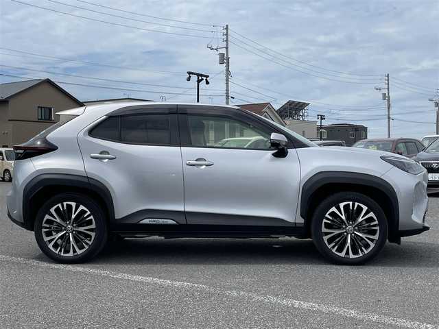 トヨタ ヤリスクロス ハイブリッド Z 道央・札幌 2021(令3)年 4.2万km シルバーメタリック ４WD/ワンオーナー/寒冷地仕様/純正ディーラーOPナビ/AM/FM/BT/フルセグ/トヨタセーフティセンス/プリクラッシュセーフティ/横滑り防止装置/レーダークルーズコントロール/ダウンヒルアシストコントロール/レーンキープアシスト/クリアランスソナー/パーキングアシスト/パノラミックビューモニター/ビルトインETC/EVMODE/DRIVEMODE/D席パワーシート/前席シートヒーター/ハーフレザーシート/革巻きステアリング/ステアリングリモコン/AC100V/電動パーキング/ブレーキホールド/レーダー探知機/プッシュスタート/スマートキー/LEDヘッドライト/オートライト/オートハイビーム/フォグランプ/電動格納ミラー/ヒーテッドドアミラー/ウィンカーミラー/純正フロアマット/ドアバイザー/社外AW付冬タイヤ積込/205/65/R16/2019年/山4mm