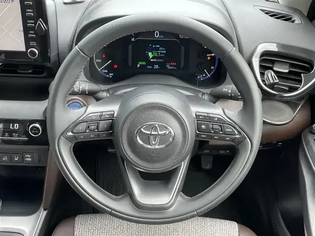 トヨタ ヤリスクロス ハイブリッド Z 道央・札幌 2021(令3)年 4.2万km シルバーメタリック ４WD/ワンオーナー/寒冷地仕様/純正ディーラーOPナビ/AM/FM/BT/フルセグ/トヨタセーフティセンス/プリクラッシュセーフティ/横滑り防止装置/レーダークルーズコントロール/ダウンヒルアシストコントロール/レーンキープアシスト/クリアランスソナー/パーキングアシスト/パノラミックビューモニター/ビルトインETC/EVMODE/DRIVEMODE/D席パワーシート/前席シートヒーター/ハーフレザーシート/革巻きステアリング/ステアリングリモコン/AC100V/電動パーキング/ブレーキホールド/レーダー探知機/プッシュスタート/スマートキー/LEDヘッドライト/オートライト/オートハイビーム/フォグランプ/電動格納ミラー/ヒーテッドドアミラー/ウィンカーミラー/純正フロアマット/ドアバイザー/社外AW付冬タイヤ積込/205/65/R16/2019年/山4mm