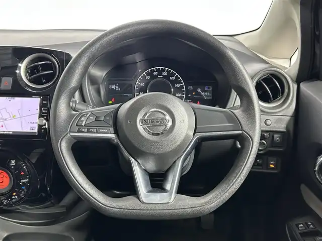 日産 ノート e－パワー X 大阪府 2016(平28)年 2.7万km スーパーブラック 純正ナビ(フルセグ/DVD再生/Bluetooth) 360カメラ ETC デジタルインナーミラー 衝突軽減 レーンアシスト クリアランスソナー オートライト ドラレコ スマートキー プッシュスタート