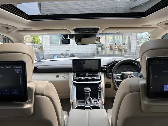 トヨタ ランドクルーザー ZX 兵庫県 2023(令5)年 0.4万km プレシャスホワイトパール 純正JBLサウンド12.3型ディスプレイオーディオナビ/CD/DVD/BT/フルセグTV/パノラミックビューモニター/リアエンターテインメントシステム/フロントドライブレコーダー/サンルーフ/ETC/クルーズコントロール（追従機能あり）/ワンオーナー/20インチアルミホイール/本革シート/電動リアゲート/快適温熱シート（前後）/セカンドシートベンチレーション/指紋認証スタートスイッチ/パーキングサポートブレーキ/取説・保証/スペアキーあり/プリクラッシュセーフティ/レーンアシスト/オートマチックハイビーム/ペダル踏み間違い時加速抑制装置/ドライバー異常時対応システム/発進遅れ告知機能/ロードサインアシスト