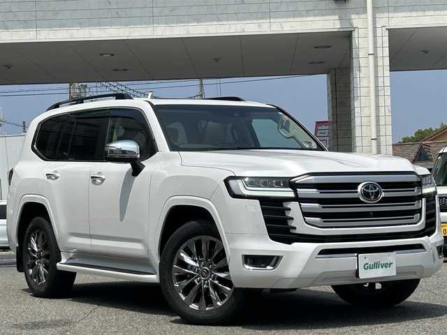 トヨタ ランドクルーザー ZX 兵庫県 2023(令5)年 0.4万km プレシャスホワイトパール 純正JBLサウンド12.3型ディスプレイオーディオナビ/CD/DVD/BT/フルセグTV/パノラミックビューモニター/リアエンターテインメントシステム/フロントドライブレコーダー/サンルーフ/ETC/クルーズコントロール（追従機能あり）/ワンオーナー/20インチアルミホイール/本革シート/電動リアゲート/快適温熱シート（前後）/セカンドシートベンチレーション/指紋認証スタートスイッチ/パーキングサポートブレーキ/取説・保証/スペアキーあり/プリクラッシュセーフティ/レーンアシスト/オートマチックハイビーム/ペダル踏み間違い時加速抑制装置/ドライバー異常時対応システム/発進遅れ告知機能/ロードサインアシスト