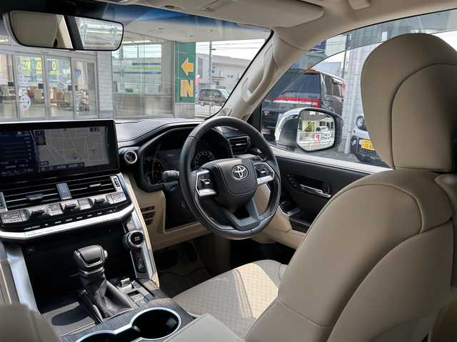 トヨタ ランドクルーザー ZX 兵庫県 2023(令5)年 0.4万km プレシャスホワイトパール 純正JBLサウンド12.3型ディスプレイオーディオナビ/CD/DVD/BT/フルセグTV/パノラミックビューモニター/リアエンターテインメントシステム/フロントドライブレコーダー/サンルーフ/ETC/クルーズコントロール（追従機能あり）/ワンオーナー/20インチアルミホイール/本革シート/電動リアゲート/快適温熱シート（前後）/セカンドシートベンチレーション/指紋認証スタートスイッチ/パーキングサポートブレーキ/取説・保証/スペアキーあり/プリクラッシュセーフティ/レーンアシスト/オートマチックハイビーム/ペダル踏み間違い時加速抑制装置/ドライバー異常時対応システム/発進遅れ告知機能/ロードサインアシスト