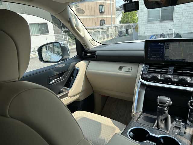 トヨタ ランドクルーザー ZX 兵庫県 2023(令5)年 0.4万km プレシャスホワイトパール 純正JBLサウンド12.3型ディスプレイオーディオナビ/CD/DVD/BT/フルセグTV/パノラミックビューモニター/リアエンターテインメントシステム/フロントドライブレコーダー/サンルーフ/ETC/クルーズコントロール（追従機能あり）/ワンオーナー/20インチアルミホイール/本革シート/電動リアゲート/快適温熱シート（前後）/セカンドシートベンチレーション/指紋認証スタートスイッチ/パーキングサポートブレーキ/取説・保証/スペアキーあり/プリクラッシュセーフティ/レーンアシスト/オートマチックハイビーム/ペダル踏み間違い時加速抑制装置/ドライバー異常時対応システム/発進遅れ告知機能/ロードサインアシスト
