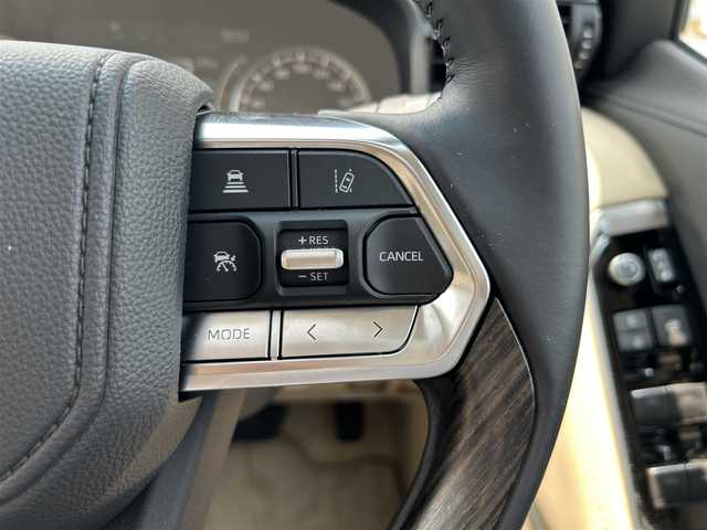 トヨタ ランドクルーザー ZX 兵庫県 2023(令5)年 0.4万km プレシャスホワイトパール 純正JBLサウンド12.3型ディスプレイオーディオナビ/CD/DVD/BT/フルセグTV/パノラミックビューモニター/リアエンターテインメントシステム/フロントドライブレコーダー/サンルーフ/ETC/クルーズコントロール（追従機能あり）/ワンオーナー/20インチアルミホイール/本革シート/電動リアゲート/快適温熱シート（前後）/セカンドシートベンチレーション/指紋認証スタートスイッチ/パーキングサポートブレーキ/取説・保証/スペアキーあり/プリクラッシュセーフティ/レーンアシスト/オートマチックハイビーム/ペダル踏み間違い時加速抑制装置/ドライバー異常時対応システム/発進遅れ告知機能/ロードサインアシスト