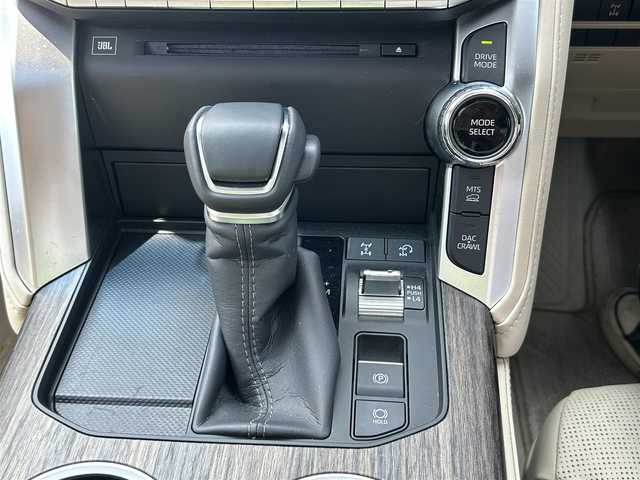 トヨタ ランドクルーザー ZX 兵庫県 2023(令5)年 0.4万km プレシャスホワイトパール 純正JBLサウンド12.3型ディスプレイオーディオナビ/CD/DVD/BT/フルセグTV/パノラミックビューモニター/リアエンターテインメントシステム/フロントドライブレコーダー/サンルーフ/ETC/クルーズコントロール（追従機能あり）/ワンオーナー/20インチアルミホイール/本革シート/電動リアゲート/快適温熱シート（前後）/セカンドシートベンチレーション/指紋認証スタートスイッチ/パーキングサポートブレーキ/取説・保証/スペアキーあり/プリクラッシュセーフティ/レーンアシスト/オートマチックハイビーム/ペダル踏み間違い時加速抑制装置/ドライバー異常時対応システム/発進遅れ告知機能/ロードサインアシスト