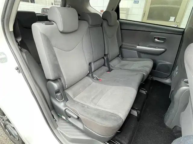 トヨタ プリウス α S 滋賀県 2013(平25)年 9.1万km ホワイトパールクリスタルシャイン (株)IDOMが運営する【じしゃロン草津店】の自社ローン専用車両になりますこちらは現金またはオートローンご利用時の価格です。自社ローンご希望の方は別途その旨お申付け下さい