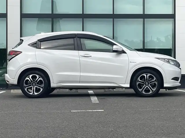 ホンダ ヴェゼル ハイブリッド Z 和歌山県 2016(平28)年 8.6万km ホワイトオーキッドパール 社外7インチナビ（MDV-Z701）/バックカメラ/フルセグTV/BT/HDMI/KENWOODツイーター/衝突軽減ブレーキ/クルーズコントロール/オートライト/横滑り防止/ドラレコ/ETC/シートヒーター/ハーフレザーシート/ルーフレール/LEDヘッドライト/フォグランプ/パドルシフト