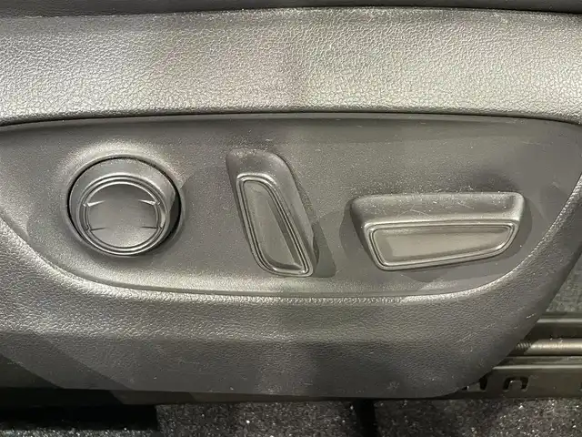 トヨタ ＲＡＶ４ ハイブリッドG 愛知県 2019(令1)年 6.1万km ダークブルーマイカ 純正9インチナビ/衝突軽減ブレーキ/レーダークルーズコントロール/ビルトインETC2.0/シートヒーター/LEDヘッドライト/バックカメラ/ドライブレコーダ/ブラインドスポットモニター/ステアリングヒーター/メモリ機能付パワーシート/電動リアゲート/フルセグTV/Bluetooth/コーナーセンサー/レーンキープアシスト/オートハイビーム/プッシュスタート/スマートキー/CD/DVD再生/ミュージックサーバー/純正フロアマット/純正18インチアルミホイール/オートライト/禁煙車/ルーフレール/4WD/合皮シート/ウィンカーミラー/電動格納ミラー/フォグランプ/オートエアコン/電動パーキングブレーキ/オートブレーキホールド/ステアリングリモコン/ロードサインアシスト/横滑り防止装置
