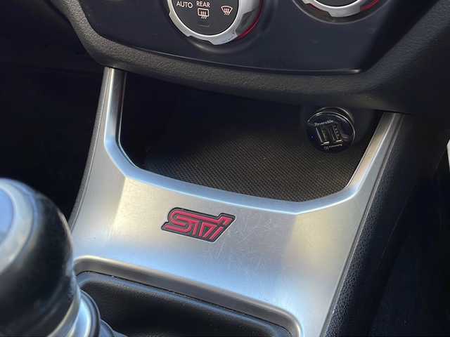 スバル インプレッサ ＷＲＸ STi 高知県 2014(平26)年 12.6万km サテンホワイトパール ７インチナビ/・フルセグＴV/・Ｂｌｕｅｔｏｏｔｈオーディオ/・ＣＤ/・バックカメラ/ＳＴＩエアロ/ＳＴＩ１８インチアルミホイール/RECAROシート/ETC/プッシュスタート/スペアキー/純正フロアマット/6速MT/４WD